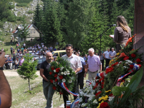 FOTO: Obilježena 22. obljetnica stradanja 39 Hrvata na Stipića livadi