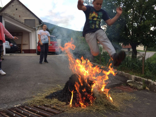 FOTO: Paljenjem svitnjaka Rama dočekuje sv. Ivu