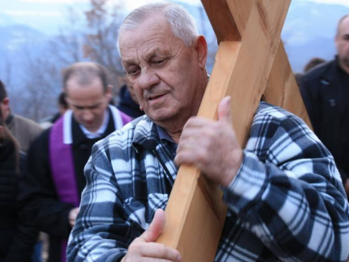 FOTO: Vlč. mr. Pero Brajko predvodio Križni put na Uzdolu