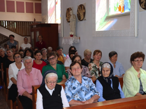 FOTO: Zlatna misa mons. Ante Meštrovića i Dan posvete crkve i duhovnih zvanja u župi Prozor