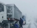 Na brojnim cestama u BiH obustavljen promet zbog snijega i leda
