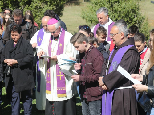 FOTO/VIDEO: Nadbiskupijski križni put mladih na Šćitu