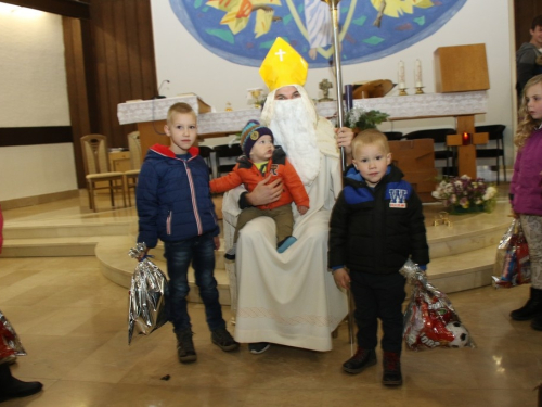 FOTO: Sv. Nikola podijelio paketiće djeci u Rumbocima