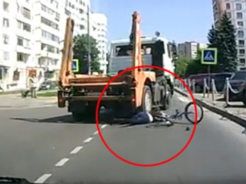 Biciklisticu (17) pregazio kamion, a ona nakon nesreće ustala i odšetala