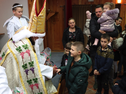 FOTO: Sv. Nikola i ove godine razveselio djecu u župi Rama-Šćit