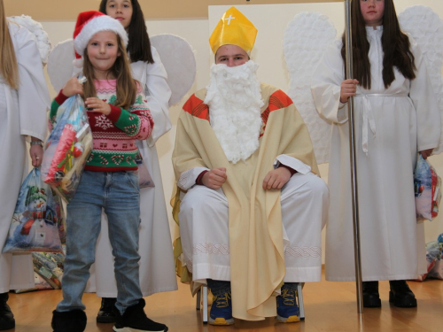 FOTO: Sveti Nikola razveselio najmlađe u župi Rumboci
