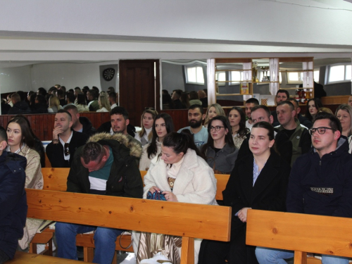 FOTO: Tečaj priprave za brak u župi Uzdol