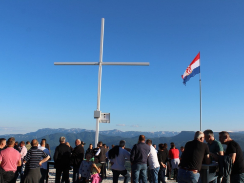 FOTO| Gmićani podigli križ na Makljenu