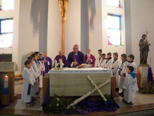 FOTO: Mons. dr. Pero Sudar predvodio misu i Križni put na Uzdolu