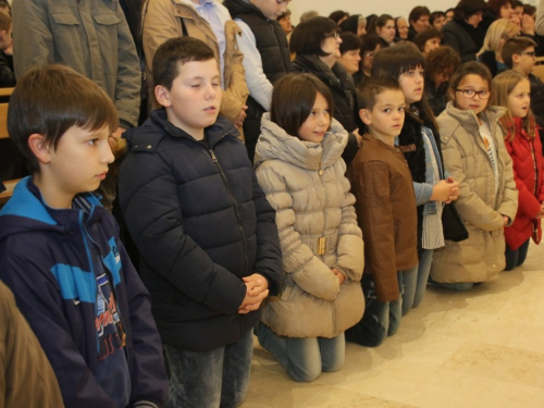 FOTO: Posveta novoga oltara i blagoslov obnovljene crkve u župi Gračac