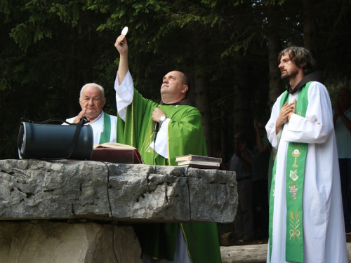 FOTO: Na Vranu služena sv. misa za poginule duvandžije