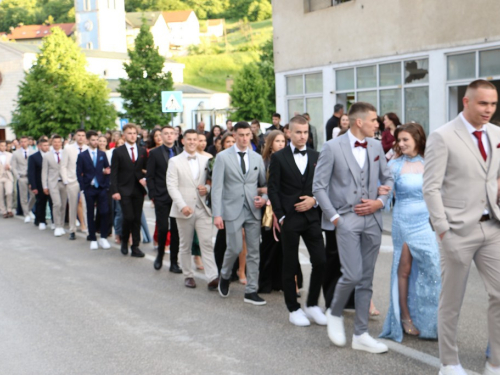 FOTO: Matura 2025. - Defile mladosti na ulicama Prozora