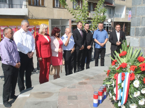 FOTO: Polaganjem vijenaca i svečanom sjednicom započelo obilježavanje Dana općine