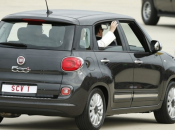 Papin Fiat 500L prodan za 300 tisuća dolara