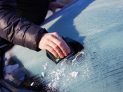 Brzo odmrzavanje stakala na vozilima? Greška koju vozači rade može skupo koštati