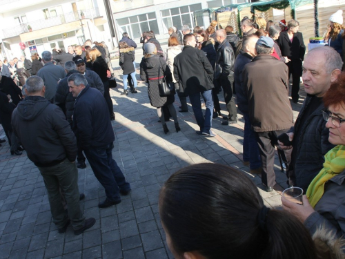 U Prozoru svečano otvoren Božićni sajam