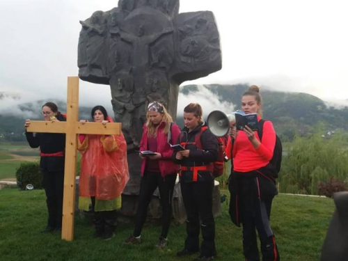 FOTO: 300 mladih na planinarskom križnom putu Bugojno - Kupres - Rama