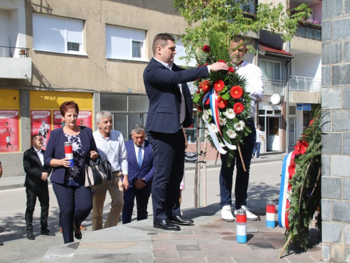 FOTO: Polaganjem vijenaca i svečanom sjednicom započelo obilježavanje Dana općine