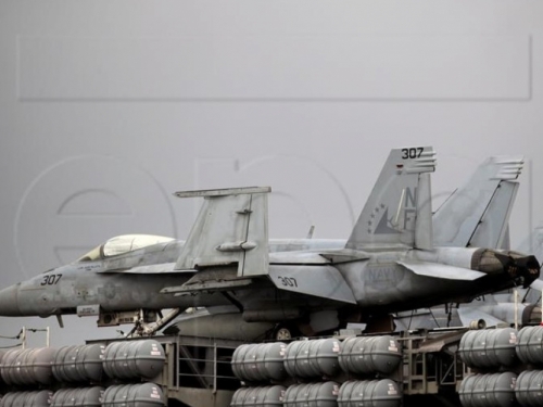 Kineski ratni zrakoplovi na nebu, američki ratni brodovi umoru kod Tajvana