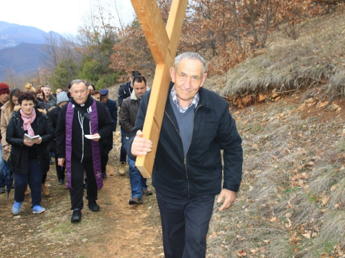 FOTO: Fra Andrija Jozić predvodio križni put na Uzdolu