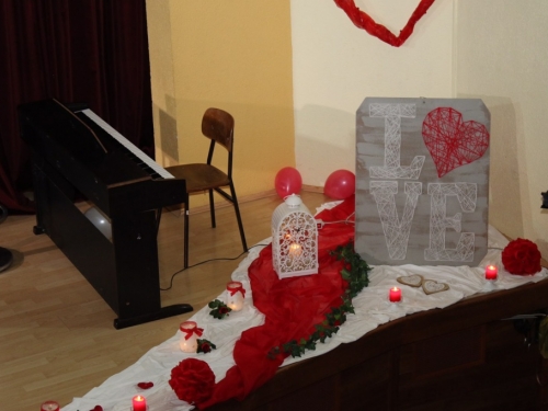 FOTO: Srednjoškolska priredba povodom Valentinova