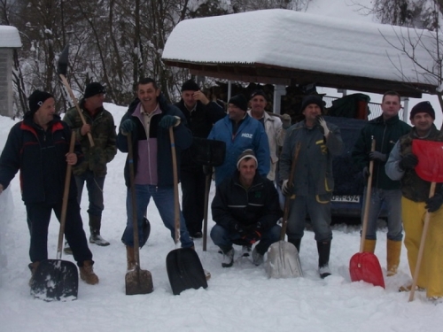 Foto: Akcija čišćenja snijega u mjestu Lovnica