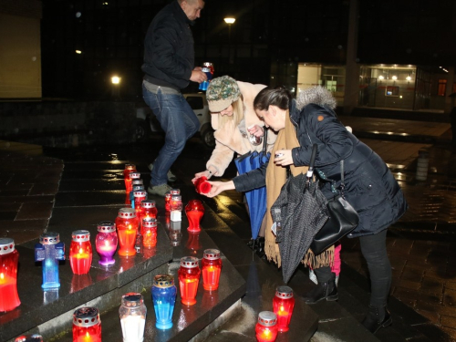 FOTO: Paljenjem svijeća u Prozoru odana počast Anti Pavloviću