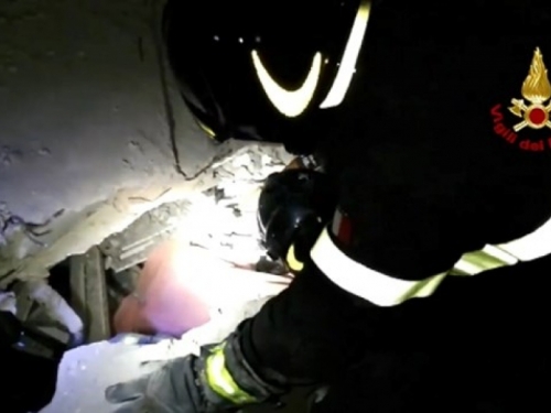 Talijanski vatrogasci iz ruševina nakon potresa spasili sedmomjesečnu bebu
