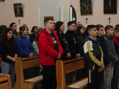 FOTO: Križni put mladih Fojničkog arhiđakonata u župi Rama-Šćit