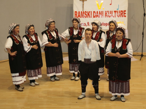 FOTO/VIDEO: Večer folklora u Prozoru