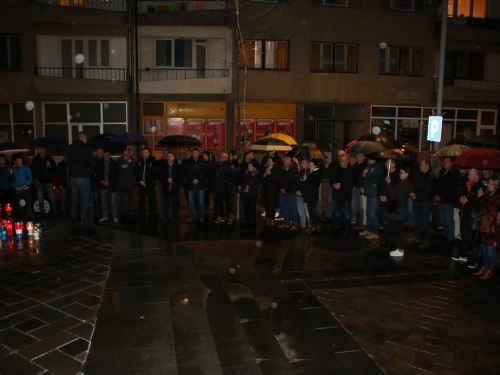 FOTO: Paljenjem svijeća u Prozoru odana počast Anti Pavloviću