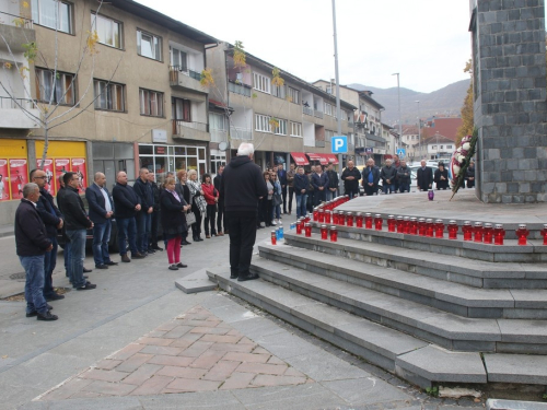 FOTO: Povodom Svih svetih u Prozoru zapaljene svijeće za poginule i preminule branitelje