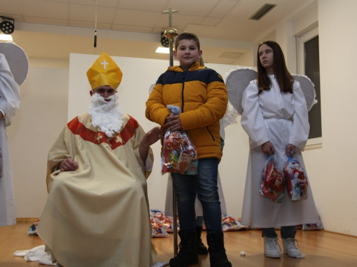 FOTO: Sv. Nikola razveselio djecu u Rumbocima