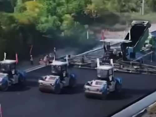 U Kini roboti asfaltirali 158 kilometara autocest