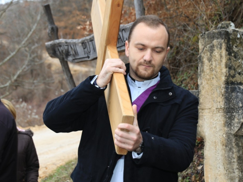 FOTO: Vlč. Ljubo Zadrić predvodio križni put na Uzdolu