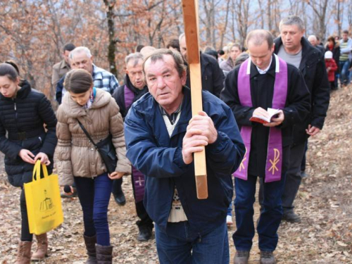 FOTO: Vlč. mr. Pero Brajko predvodio Križni put na Uzdolu