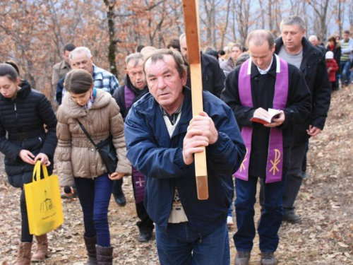 FOTO: Vlč. mr. Pero Brajko predvodio Križni put na Uzdolu