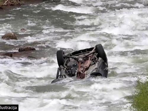 Teška nesreća: Poginula djevojka, vozila nakon sudara završila u rijeci