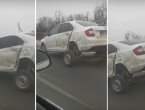 ​VIDEO| Ovo se ne viđa svaki dan! Oštećena Škoda Rapid ‘samu sebe vozi‘ na prikolici