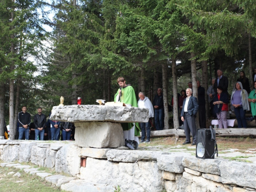 FOTO: Na Vranu služena sv. misa za poginule duvandžije