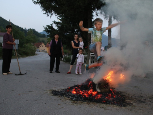 FOTO: Paljenjem svitnjaka Rama dočekuje sv. Ivu