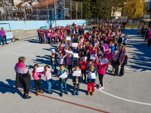 FOTO: OŠ Marka Marulića Prozor obilježila 'Dan ružičastih majica'