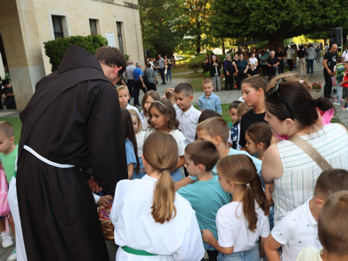 FOTO: Započela trodnevnica na Šćitu uoči Male Gospe, prvi dan posvećen školarcima