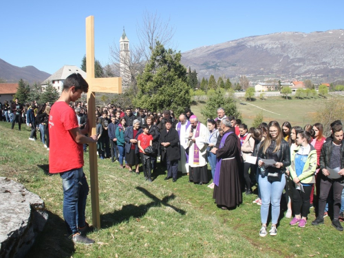 FOTO/VIDEO: Nadbiskupijski križni put mladih na Šćitu