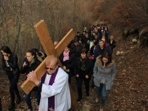 FOTO: Vlč. Stipo Knežević predvodio križni put na Uzdolu