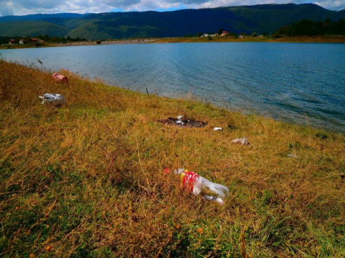 Nesavjesni ribolovci ostavljaju hrpe smeća na obalama Ramskog jezera!