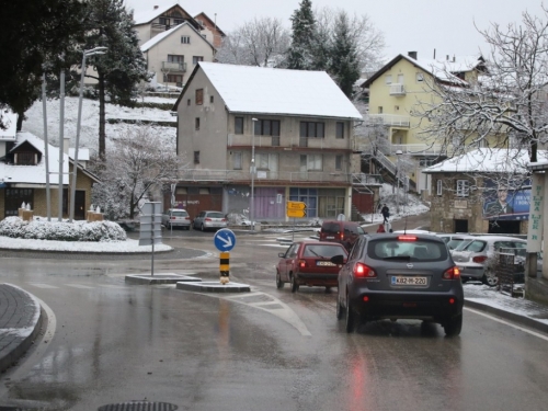 Ugažen i raskvašen snijeg na većini puteva u BiH