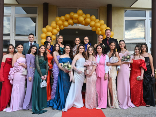 FOTO/VIDEO: Uskoplje ispratilo 63 maturanta, među njima i 9 iz Rame
