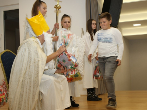 FOTO: Sv. Nikola razveselio mališane u Rumbocima