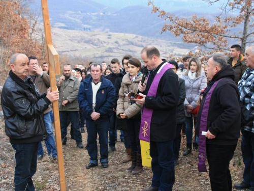 FOTO: Vlč. mr. Pero Brajko predvodio Križni put na Uzdolu